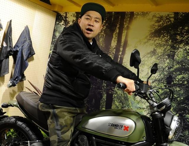 画像: リーダー、ドゥカティ スクランブラーお気に入り♪ ドゥカティブースにたくさんお世話になりました ^^ S木さんありがとー!