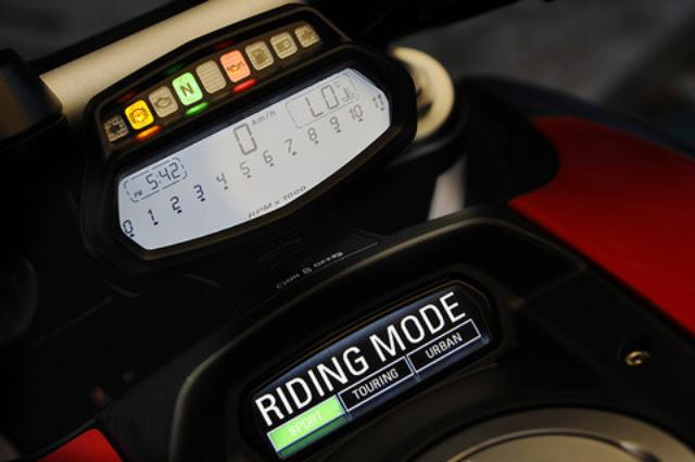 画像: ということで、メーター周辺に鍵穴はありません!(写真/DUCATI)