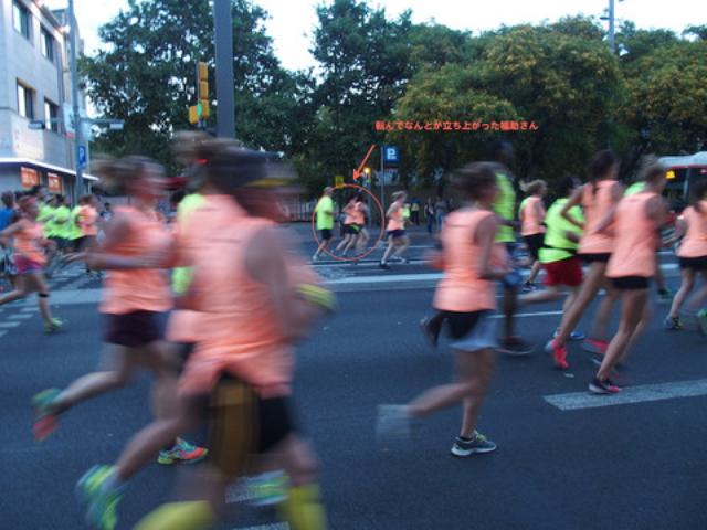 画像: この明るさで、夜9時くらい。 ものすごいランナーの数で、地元の方もランナーの隙間を縫って 上手に横断していました。