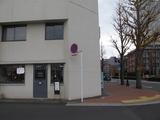 画像: 右奥に見えるのは横浜第2合同庁舎。左のドアはお店。 川沿いっていうか、海沿いっていうか、そんな場所です。
