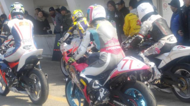 画像3: Shiny and Bright! Introducing the Female Racing Riders! (Riko Fukuyama) ※English ver.