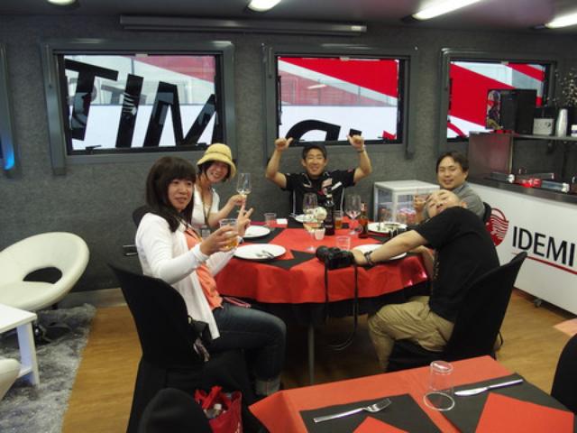 画像: 「IDEMITSU Honda Team Asia」のトレーラー内。 わおー! お料理も素敵♪ 貴重な体験にただひたすら感謝です。