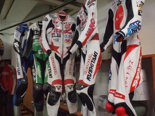 画像: 展示ルームは4歳からのレーシングスーツや優勝トロフィーがズラリ!