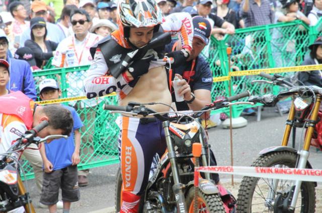 画像: 走行の合間を使い、患部にスプレーするT・ボウ選手。 こんなシーンが1日中見受けられました。
