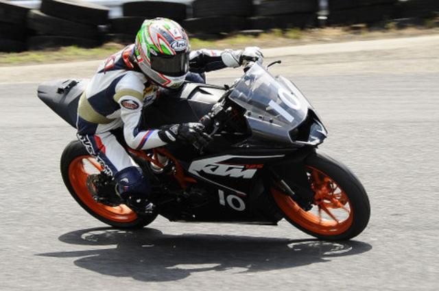 画像: 愛車YZF-R25でスポーツ走行にも通っているというアッキー。勉強熱心、根性がある!