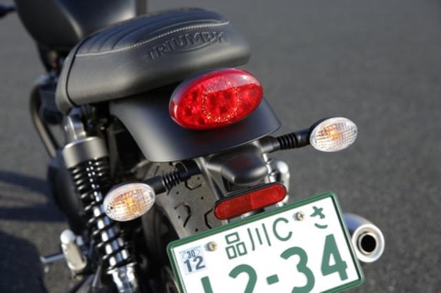 画像: テールランプは最新のLEDタイプ。レンズ形状こそボディデザインに似合ったクラシカルなものだが、点灯すれば最新テクノロジーがもたらす明るさを実感することができる。