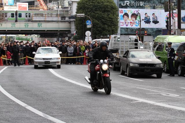 画像: バイクを使った事故再現では、突然の飛び出しに対する単独転倒と、 交差点での右直事故を再現。
