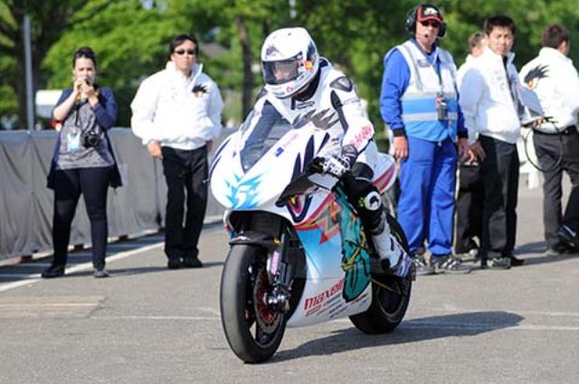 画像: 5月31日の第2回予選で非公式記録ながら、周回20分08秒914、112.355mph(約180.8㎞/h)と、コースレコードを上回る走りを見せた、B・アンスティ選手。
