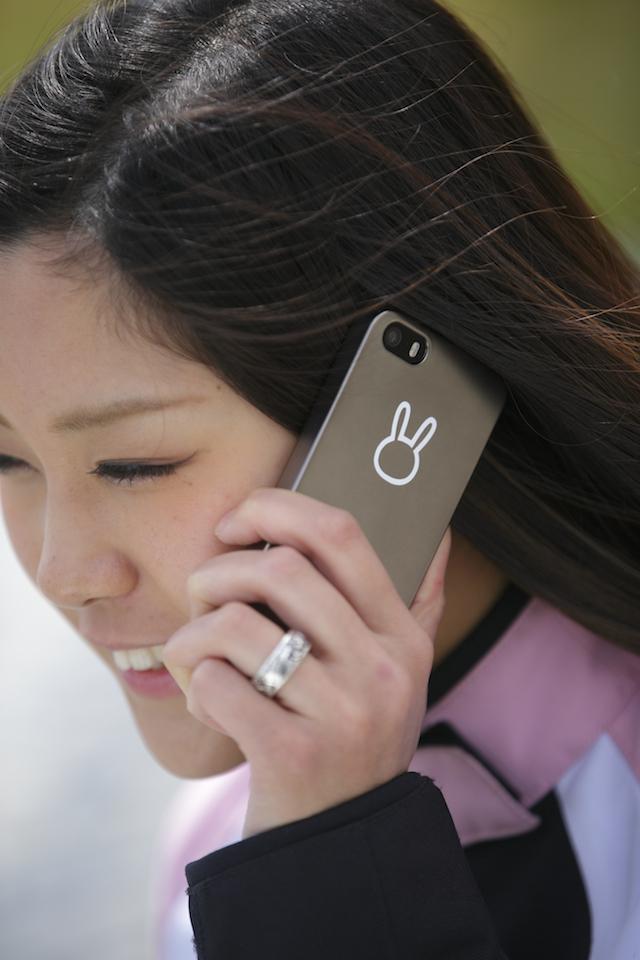 画像: ガンメタのiPhone5S 用ケースに、白の小さいステッカーを貼ってみました。