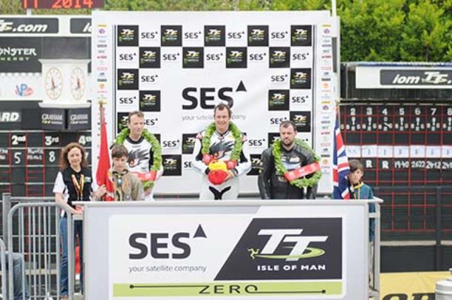 画像: レース後に表彰台に立つ、チームMUGENのJ・マクギネス選手(中央)、B・アンスティ 選手(左)。写真右は第3位のオハイオ州立大 ロブ・バーバー選手。決勝には9台のマシンン がエントリーしていた。