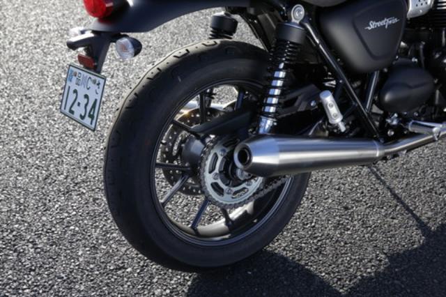 画像: リアは17インチを採用、タイヤサイズは2サイズ太い150/70R17となる。装着タイヤはフロント同様、ピレリのスポーツコンプ、ホイールも新デザインのキャストとなっている。