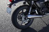 画像: リアは17インチを採用、タイヤサイズは2サイズ太い150/70R17となる。装着タイヤはフロント同様、ピレリのスポーツコンプ、ホイールも新デザインのキャストとなっている。