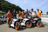 画像: RC250と125のKTM軍団。KTM新潟さんとKTMジャパン連合軍で、メディアチーム連合軍 としてReiくん&藤原明子さんご夫妻とチームを組みました!