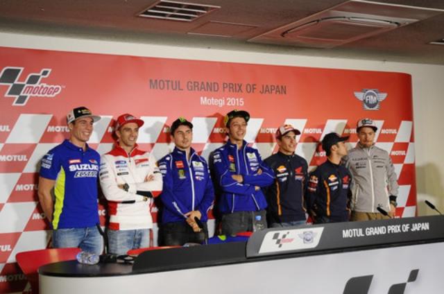 画像: 木曜の公式行事が、このプレスカンファレンス。 ランキング上位とか、注目ライダー、メーカーまんべんなく出席するんですが ここでニッキー・ヘイデンが2016年シーズンからのWSBK転出を発表しました。 「ホンダでずっとやれて、2006年にはチャンピオンにもなれて グレートなキャリアを過ごさせてもらった。 来年はテンケイトチームでWSBKを走るよ」とニッキー。 ちょっとウルッとしてたけど、史上初のMotoGP/WSBKチャンピオン狙ってがんばれー!