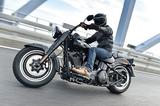 画像: 足着きに不安のないローフォルムな車体に、アクセルをワイドオープンすれば強烈な加速が味わえるツインカム110B(1801cc)を搭載。Vツインらしい鼓動感にずっと身を預けたくなってしまう官能的なテイストが持ち味だ。