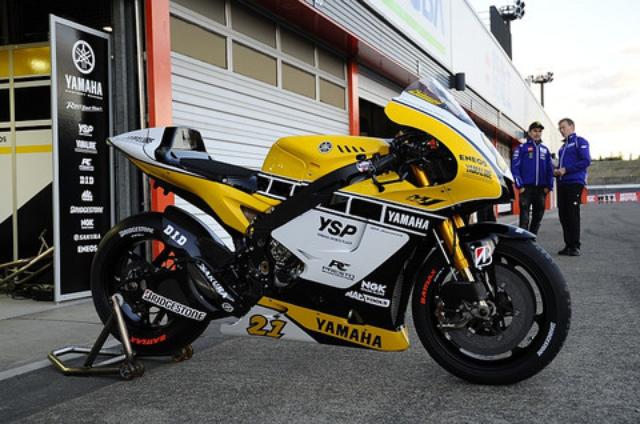 画像: 中須賀がライドするスポット参戦用YZR-M1、ワンレースファクトリー仕様。 通常、この時期に中須賀が乗るのは、2016年モデルの先行仕様のことが多いんだけど 来年はタイヤもブリヂストンからミシュランに変わるし ECUも変わる、ってことで、大きな仕様変更の投入はなさそう。 あれ? 写真後方にリンさんとホルヘさん? 「リン、来年の××は○○になってんの?」 「そうそう、ホルヘが△△GPのときコンプレイン出したやつね」とかなんとか ホントにそう言ってるかどうかは定かではありません(笑