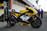 画像: 中須賀がライドするスポット参戦用YZR-M1、ワンレースファクトリー仕様。 通常、この時期に中須賀が乗るのは、2016年モデルの先行仕様のことが多いんだけど 来年はタイヤもブリヂストンからミシュランに変わるし ECUも変わる、ってことで、大きな仕様変更の投入はなさそう。 あれ? 写真後方にリンさんとホルヘさん? 「リン、来年の××は○○になってんの?」 「そうそう、ホルヘが△△GPのときコンプレイン出したやつね」とかなんとか ホントにそう言ってるかどうかは定かではありません(笑