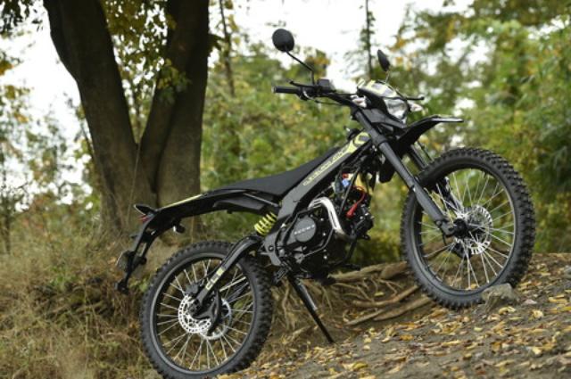 画像: トライアル車風のスタイリングは精悍なもの。燃料タンクを兼ねるスチールフレームなど、斬新なアイデアと技術を取り入れながらパーツ点数を簡素化し、軽量ボディを実現している。ボディカラーはブラックのみ。