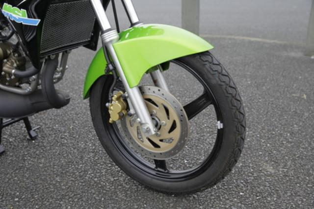 画像: スリムな車体に細いタイヤだが、そのルックスからは想像がつかないほど走りは元気イッパイ。思い切り回して楽しむライディングフィールは2ストならではのものだ。