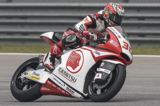 画像: 日本GPでは予選7番手からスルスルと上位に上がって、表彰台圏内を走りながら転ん じゃいました。記念すべきGP100レース目、ホームGPだって燃えてたのに…。 「すいません、反省してます。気合入りすぎちゃったみたいです」