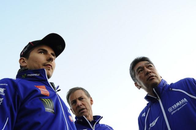 画像: 左から、ホルヘ・ロレンソ、ヤマハファクトリースクワッドのリン・ジャービスマネージャー 日本側のMotoGPプロジェクトリーダー、辻幸一さん。 ホルヘが厳しい顔してますから「ロッシをさぁ、どーやってやっつけっかさ…」って 3人してこっそり悪だくみしてるわけじゃなくて、 安心してください、この人ふだんからこんな顔ですよ^^