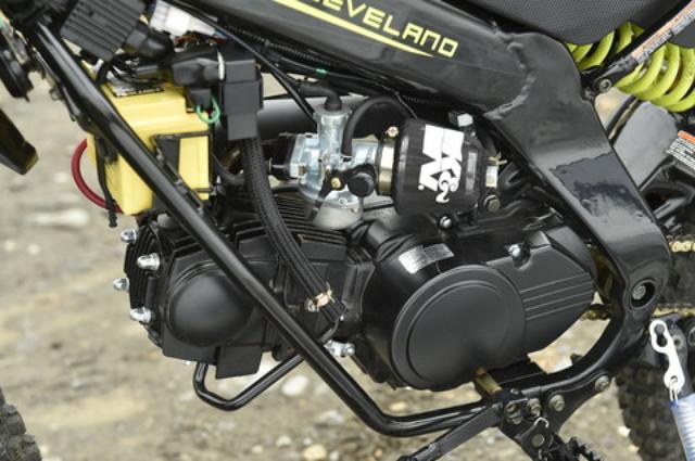 画像: 空冷のOHC2バルブエンジンは106.7cc。元気よく回ってくれるのが楽しいシングルユニットだ。日本仕様のスペックは未公表だが、本国のアメリカ仕様では7HPを発揮する。