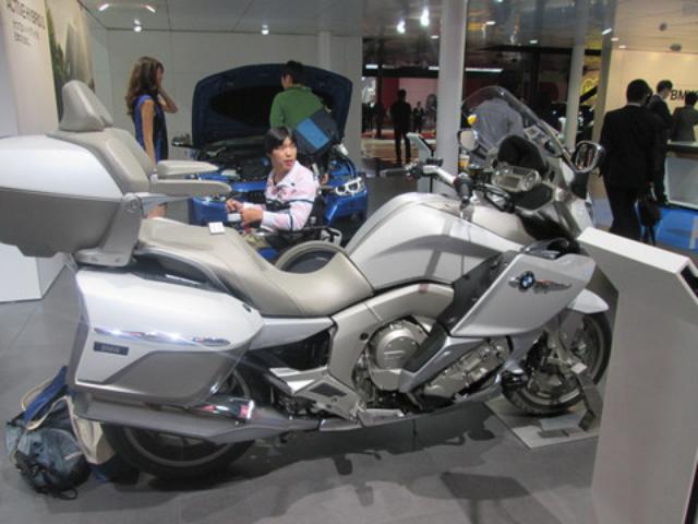 画像2: <理子の東京モーターショー2013見聞録> バイクに革ジャンに女の子 (BMW編)
