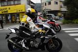 画像: コレすごくないすか?R1に乗ってるケニーとF6Bに乗ってるフレディ! 「人生でこんなにゆっくり走ったの、初めてだぞ。パレードにR1て、なに考えてんだ!」(KR) 「これはゴールドウイング? 1800cc?フラット6?アメイジン!な乗りやすさだ」(FS) お二人の性格がよく表れたコメントですね