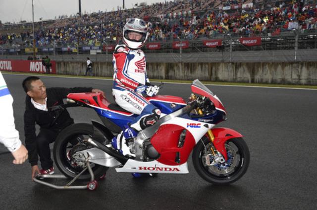 画像: そして、フレディ・スペンサーさんが乗ったのは、 MotoGPマシンレプリカのホンダRC213V-S!
