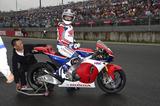 画像: そして、フレディ・スペンサーさんが乗ったのは、 MotoGPマシンレプリカのホンダRC213V-S!