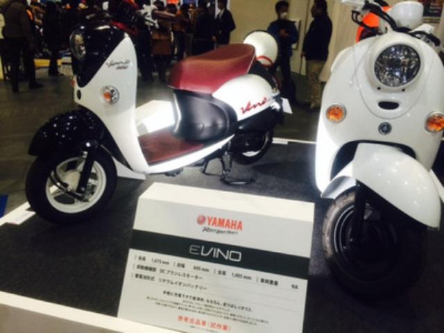 画像: 右は電動の「EVINO(試作車)」です。