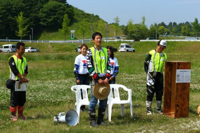 画像: (写真中央が成田さん、右側が小坂さんです)