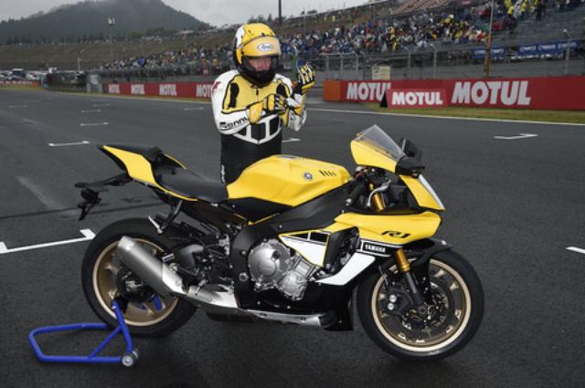 画像: まず、ケニー・ロバーツさんが乗ったのは、先月欧州で発表された ヤマハの「YZF-R1 60th Anniversary」。