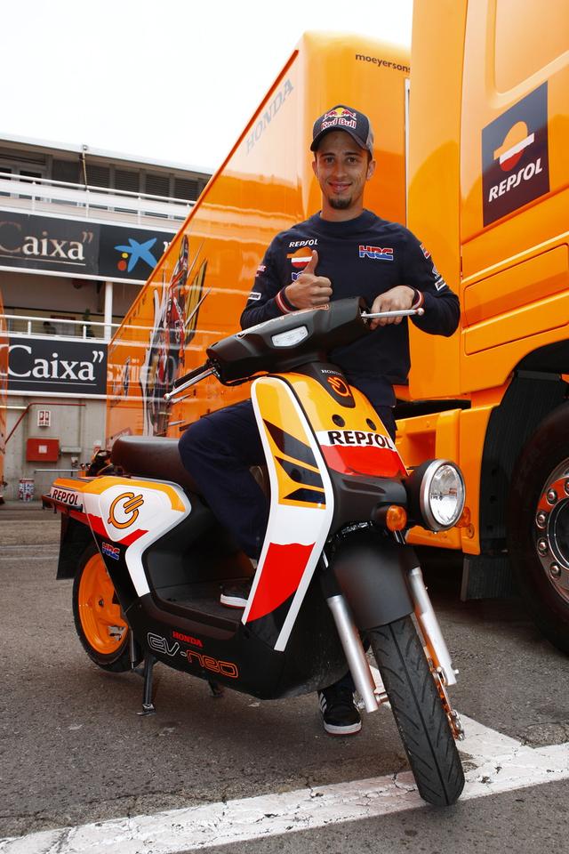 画像: こちらは同じくレプソル・ホンダ・チームのA・ドヴィツィオーゾ選手。