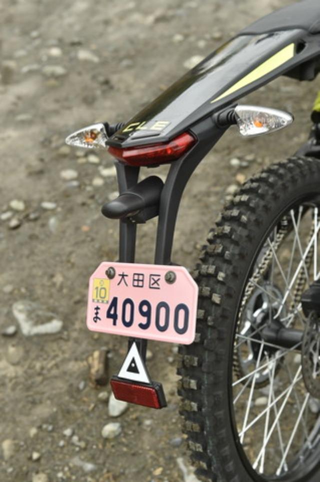 画像: テールランプには消費電力の少ないLEDを採用。ウインカーも含め、ユニットはナンバーステーと一体となっていて、オフロード走行時には簡単に取り外すことが可能。