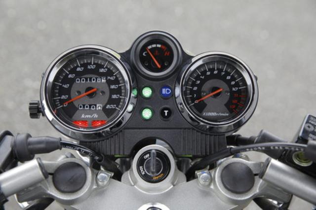 画像: メーターはアナログの3眼式で、スピードメーターはフルスケール200km/h。ユニークなのはインジケーターの「T」で、これはトップギアに入ったことを知らせるためのもの。