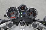 画像: メーターはアナログの3眼式で、スピードメーターはフルスケール200km/h。ユニークなのはインジケーターの「T」で、これはトップギアに入ったことを知らせるためのもの。