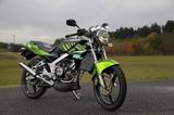 画像: かつてのARシリーズを彷彿させるスタイリングは、前モデルに相当する、タイカワサキのヴィクターと同様のもの。インドネシア生産に変わって、ラジエター部分をスッポリ覆うシュラウドが追加された程度だ。