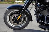 画像: 対向式4ピストンキャリパーに300mmローターを組み合わせたフロントブレーキ。ABSをセンサーを隠し、ディッシュホイールともどもファットボーイならではのスタイルを継承。