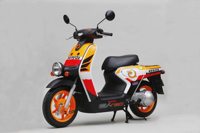 画像2: MotoGPのパドックに、レプソルカラーのEV-neoが登場!