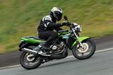 画像: 近年のスポーツバイクと見比べると線が細く感じられるが、走りの実力は相当なもの。軽量な車体と2ストパワーの組み合わせは非常に痛快で、最新のスポーツモデルが忘れてしまったテイストを堪能することができる。