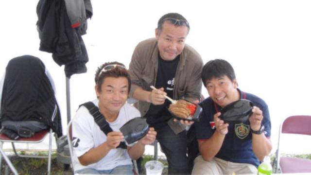 画像: 中村さん(右)の意地悪。笑顔はいいから、あたしにオクレよぉ~) そして杉本さん(中央)ありがとう〜!!
