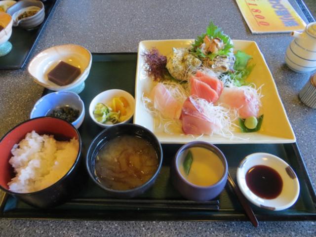 画像: これが刺身膳(税抜1800円)。 値段だけ聞くと高い気がするかもしれないけど、食えば納得です。