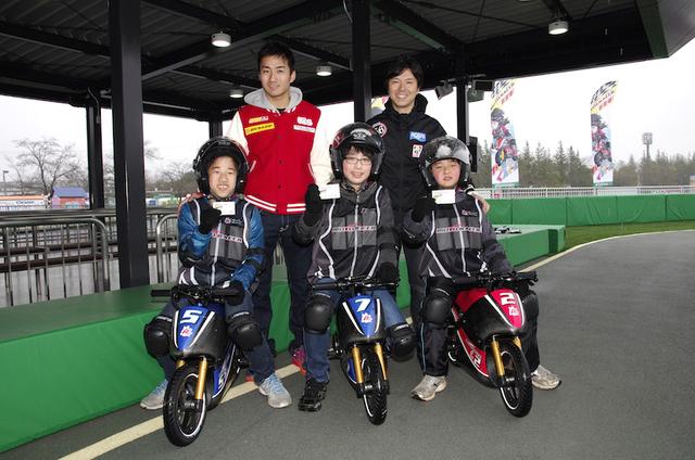 画像: moto RACERの発表会には、地元の小学生も駆けつけ走行。 微妙な天候だったんですが、楽しそうに走っている様子が 印象的でした。