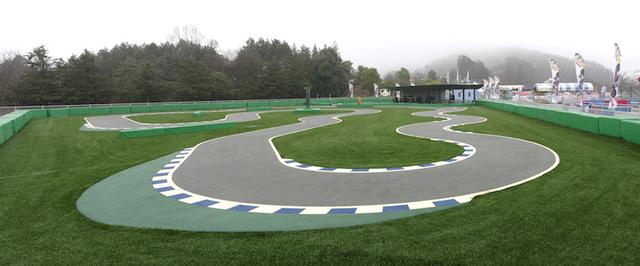 画像: コースレイアウトと、実際のコースがコチラ。コース全長は200m。 路面はクッション性のある素材が使われているほか、 コースアウトするとバイクの出力が落ちる設定になっており、 装具の充実と合わせ、ケガをしないための予防設備も万全なんです。