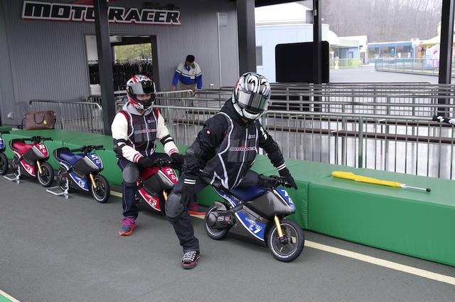 画像: バイクのサイズはこんな感じ。 足元は窮屈ですが、体重100kg以下であれば、大人も楽しめます。