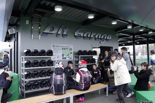 画像: 実際の走行時は、各種プロテクターとヘルメットを装着。 いずれもレンタル品が用意されているので、手ぶらで楽しめるのが特長。
