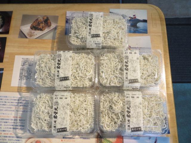 画像: お気に入りの釜揚げしらす。 小学校2年の息子も、このシラスをご飯の上に乗せると際限なく食います。