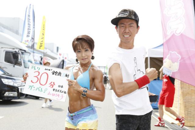 画像: まずは偶然通りかかったチュートリアルの福田さん。 このブログでも、月刊オートバイでもお馴染み! RGTCオリジナルTシャツで登場です!