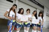 画像: WINNER Z-TECH&NCXX Group レースクイーンの皆さんが ドキドキの残り1時間をお知らせ。 左から松山花音さん、庄山あゆみさん、早川愛さん、ラモナさん、ゆりあさん。